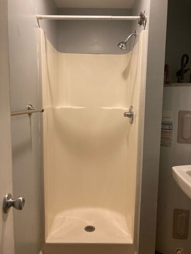 Building Photo - 4 bed 2 bath Minutes from FSU! available August 2026!