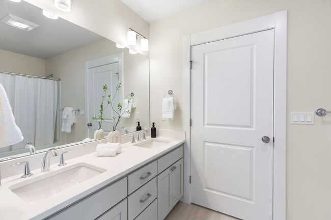 Building Photo - Comfort Meets Convenience in This Bellevue Condo