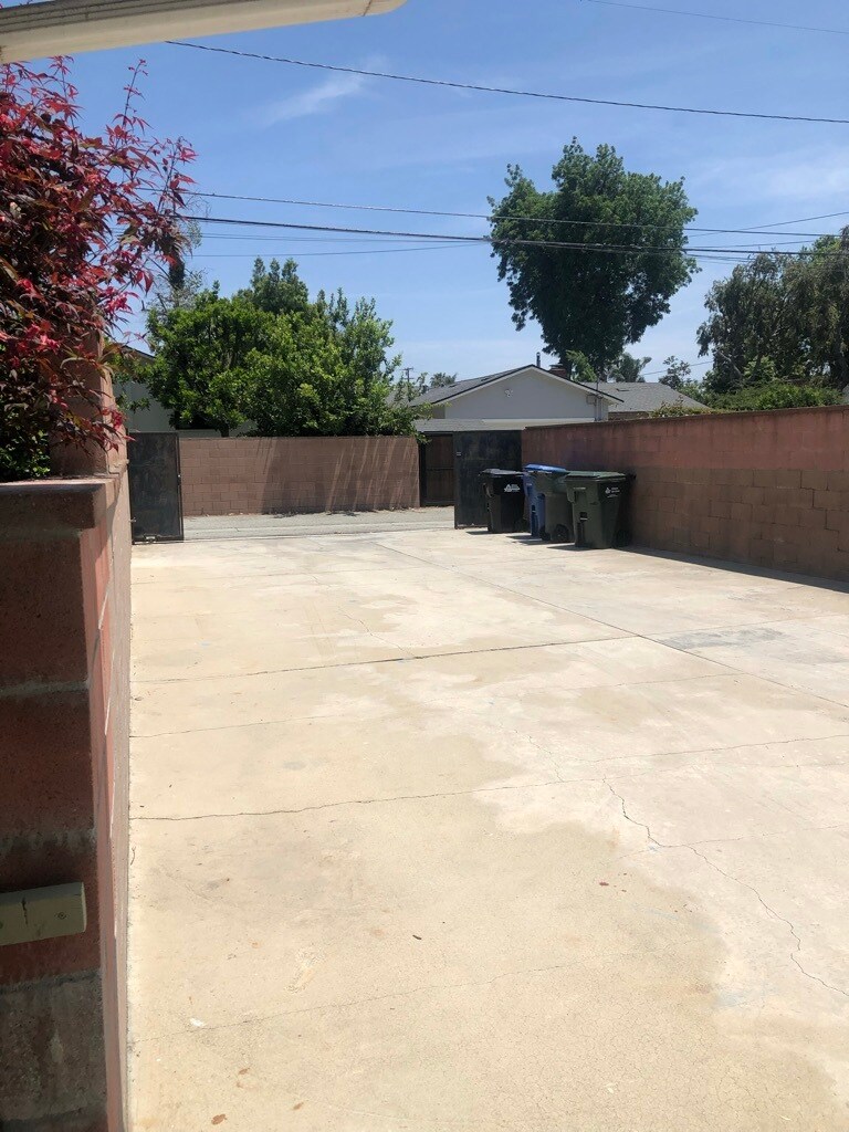 Driveway to back alley - 1564 Alameda St