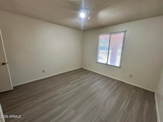 Building Photo - 5309 S River Dr