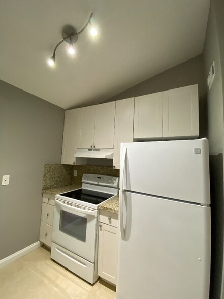 Building Photo - 2820 N Oakland Forest Dr