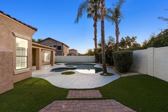 Building Photo - Gorgeous Everything you Need 4Bedroom plus Den Chandler Home!