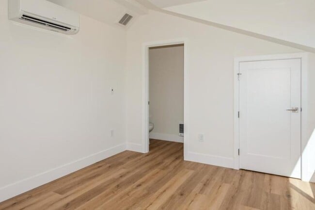 Building Photo - 1 bedroom in Seattle WA 98117
