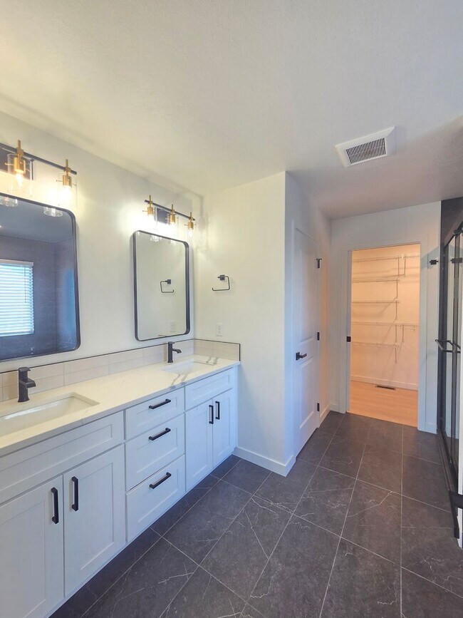 Building Photo - $2,500 - 4 Bed / 2.5 Stunning Home in Five Mile Prairie Neighborhood