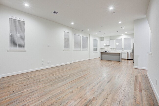 Building Photo - 3BR, 3.5BA Townhome with Balcony, Yard & D...