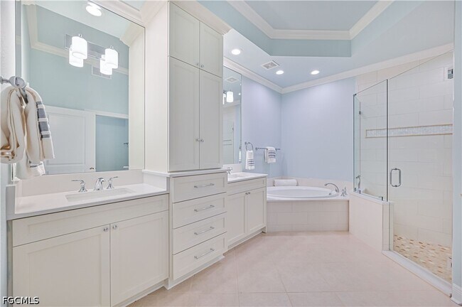 Building Photo - 5000 Royal Shores Dr
