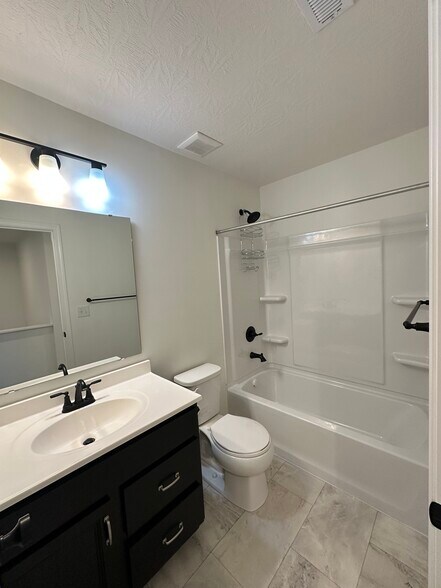 Upstairs hall bath - 3368 Sunbeam Pl