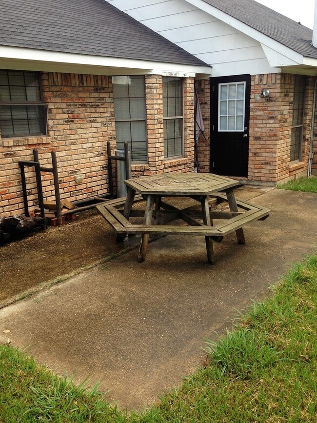 Building Photo - ** 3/2 IN NEW GREENACRES PLACE **