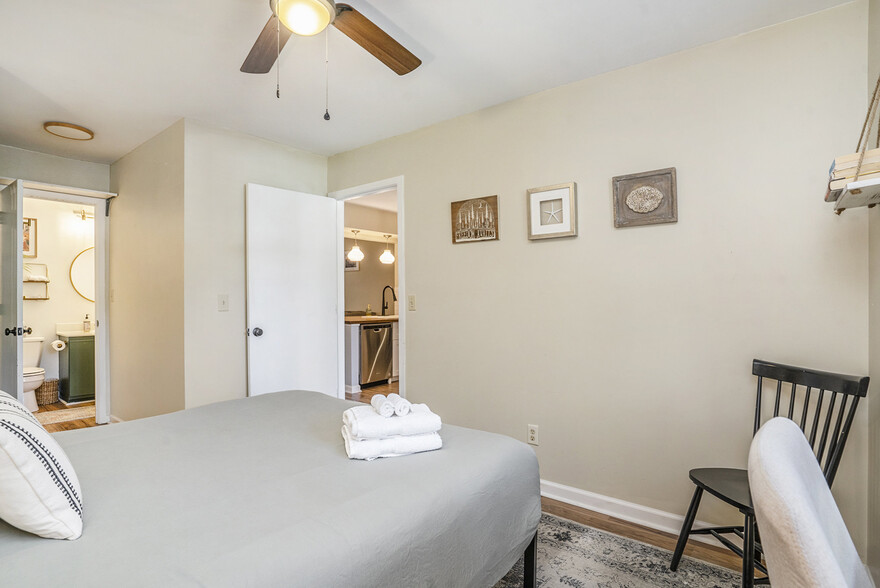 Downstairs bedroom - 1261 Marshview Dr