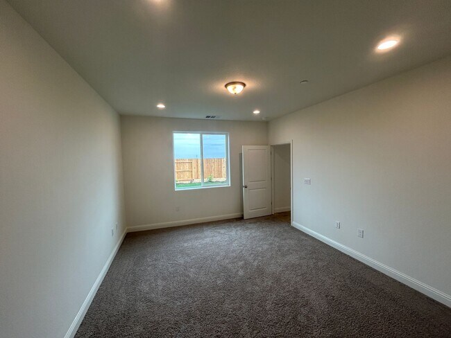 Building Photo - New, New New in Northwest Visalia!