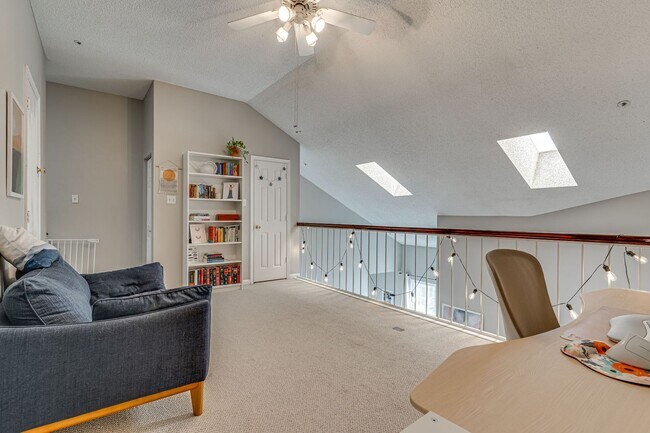 Building Photo - Top Floor Condo with Loft!