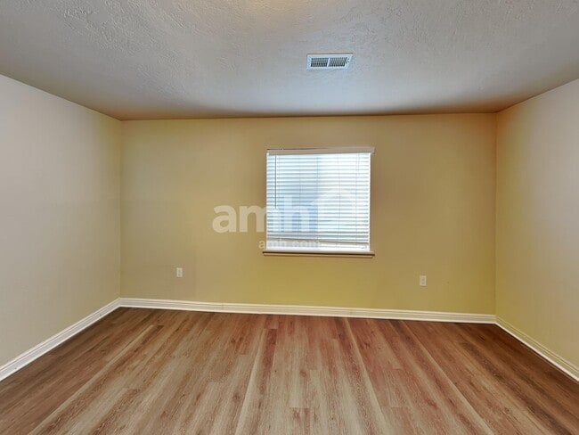 Building Photo - 10766 N Cypress