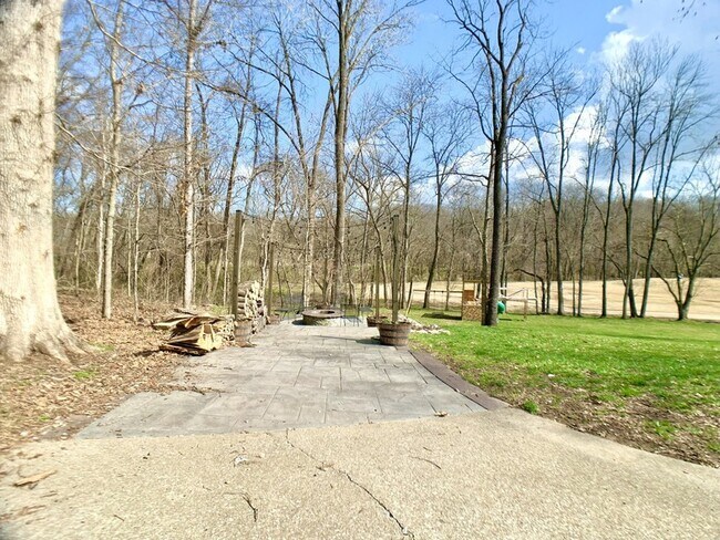 Building Photo - 423 Rivermont Dr