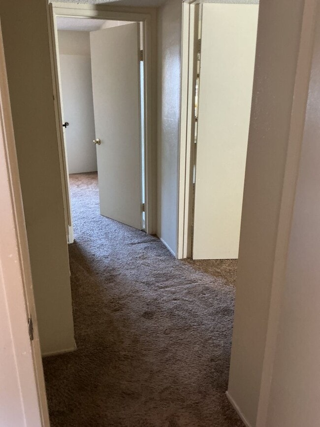 Building Photo - Townhome 3 bedroom 2 bath