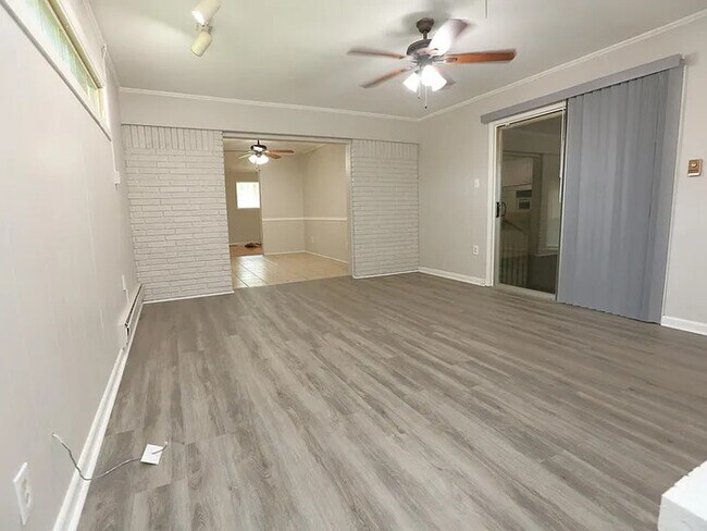 Building Photo - 3 bedroom 2 bathroom