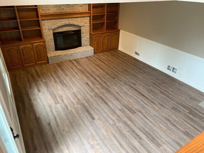Building Photo - Large 4 Bedroom/3 Bath Home in Lee's Summit
