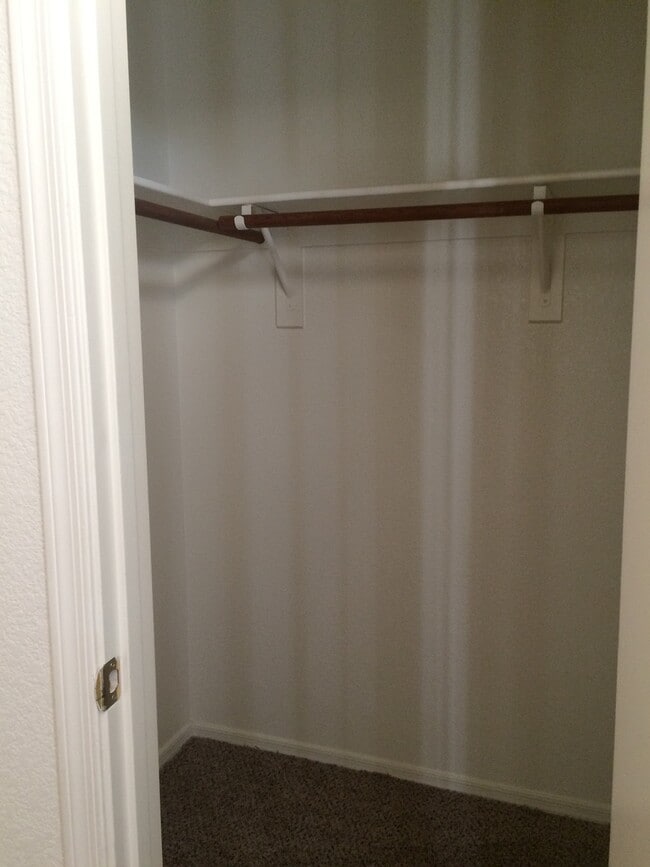 Building Photo - Under Market Rate! 3 bedroom 2 bath Townho...