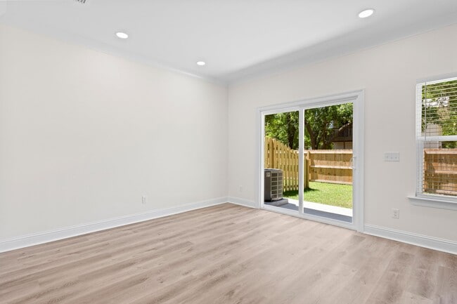 Building Photo - Bayou View