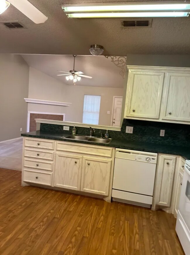 Building Photo - Spacious 3 Bedroom Home