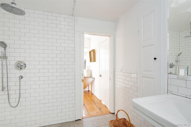 Building Photo - 78 Mecox Road