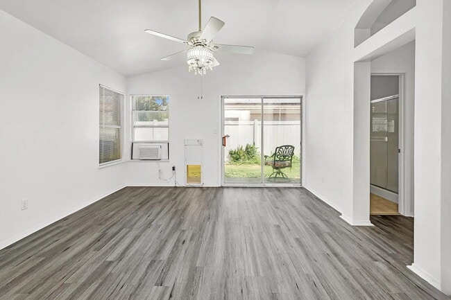 Building Photo - Spacious 4 Bedroom, 2 Bathroom Home!