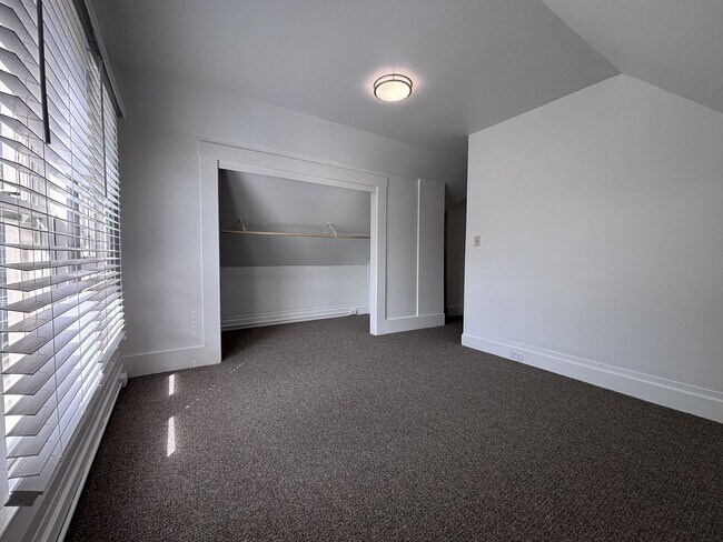 Building Photo - Broadway (Rooms 1-5)