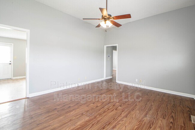 Building Photo - 1212 Kendall Dr