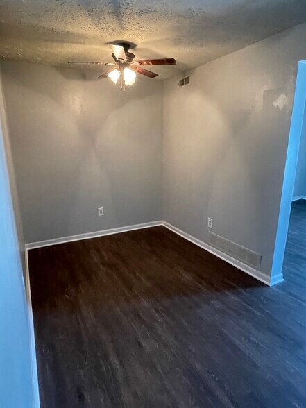 Building Photo - 433 Country Club Dr