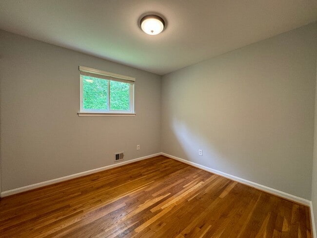 Building Photo - Sought-After 4 Bed 3 Bath L-Shaped Rambler...