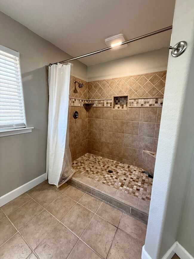 Building Photo - Beautiful 3 Bed 2.5 Bath COMING SOON!!!!