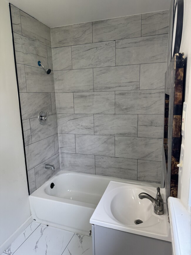 Building Photo - 924 N Kresson St