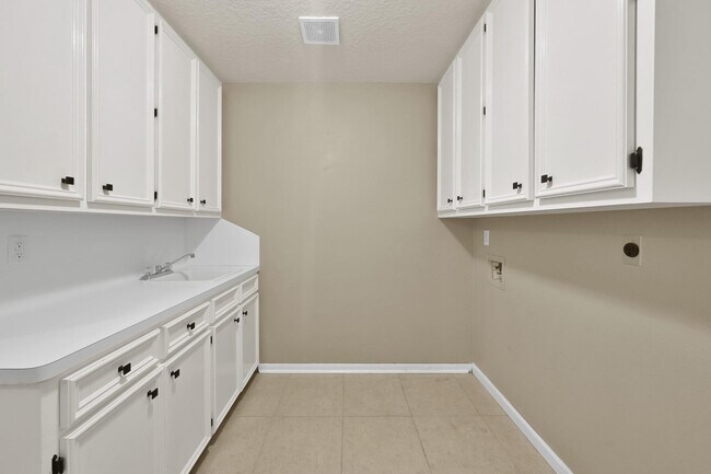 Building Photo - 3030 Hemingway Dr