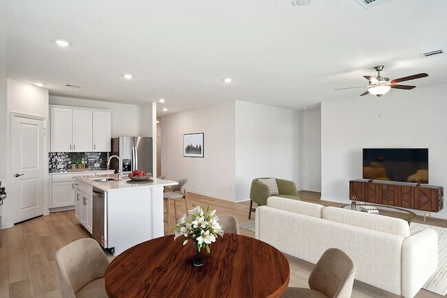 Building Photo - 704 Edgehurst Dr