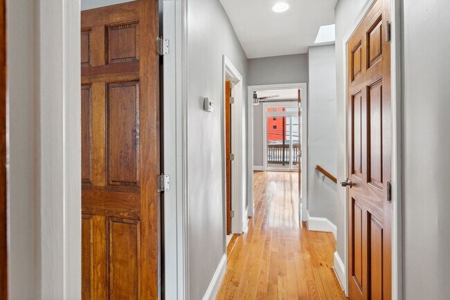 Building Photo - Available Now! 5 Minute Walk From Nats Par...