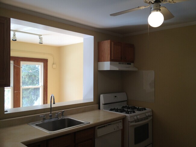 Building Photo - 1823 W Cornelia Ave