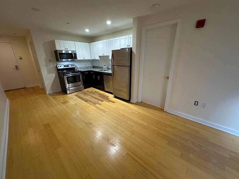 Building Photo - 25 Lagrange St