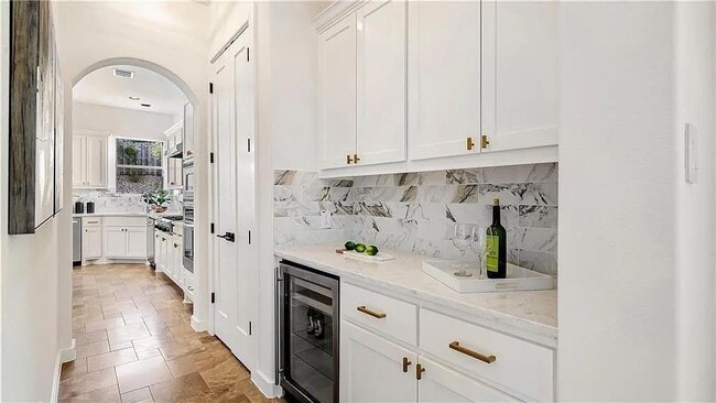 Building Photo - 15101 Barrie Dr