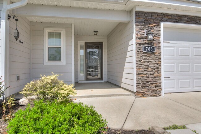 Building Photo - 705 Perth Ct