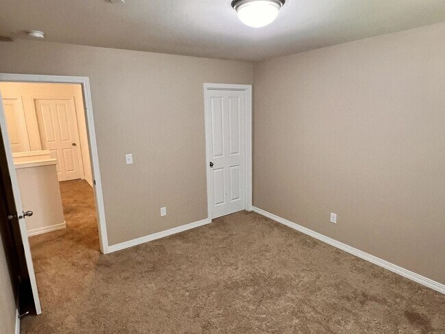 Building Photo - Beautiful Spacious 4bd 2bath Available Oct...
