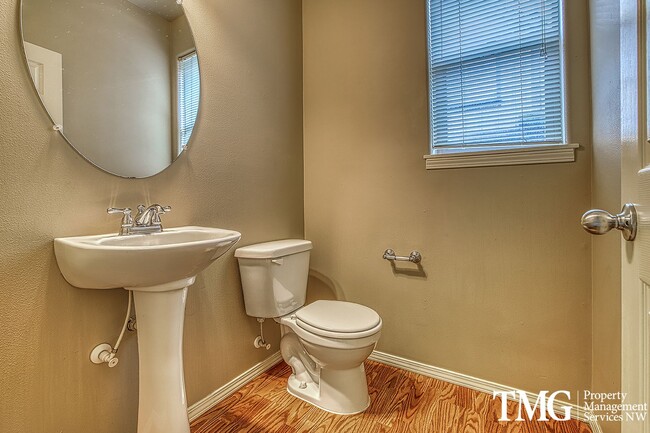 Building Photo - Gorgeous 4-bedroom Townhome with garage and washer / dryer in unit.