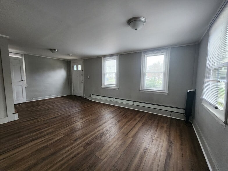 Building Photo - 300 W Elm St