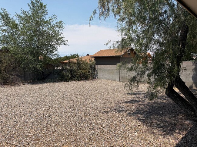 Building Photo - Great location.  4 Br, 1 3/4 Ba, 2 living areas, spacious yard.