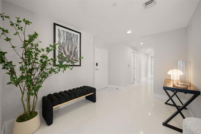 Building Photo - 600 NE 27th St