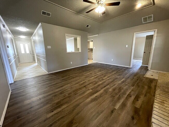 Building Photo - Large, Recently Remodeled 3/22 Right Across from North Ridge Elementary!
