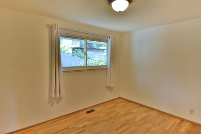 Building Photo - 5Bd/1.75Ba Mountlake Terrace House