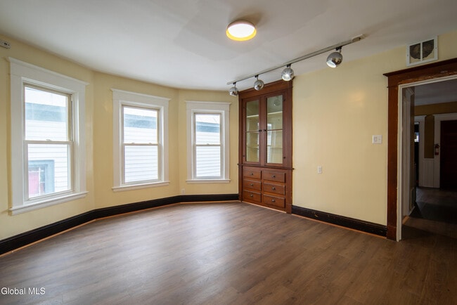 Building Photo - 22 Swan St