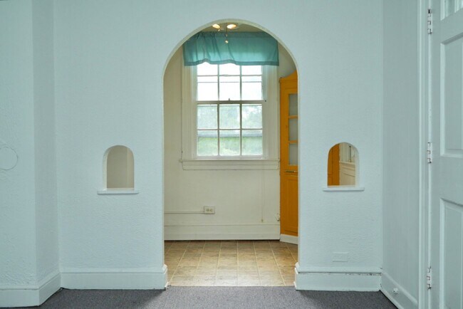 Building Photo - 2321 Fontaine Ave Ext