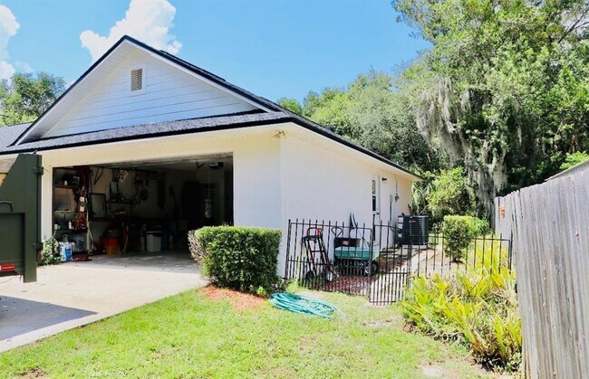 Building Photo - 104 Hartwood St