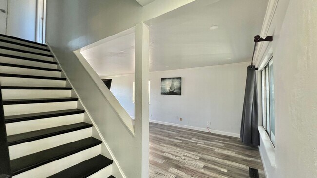 Building Photo - Lovely House 4BR 2.5BA with Large Backyard