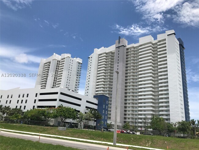 Building Photo - 14951 Royal Oaks Ln